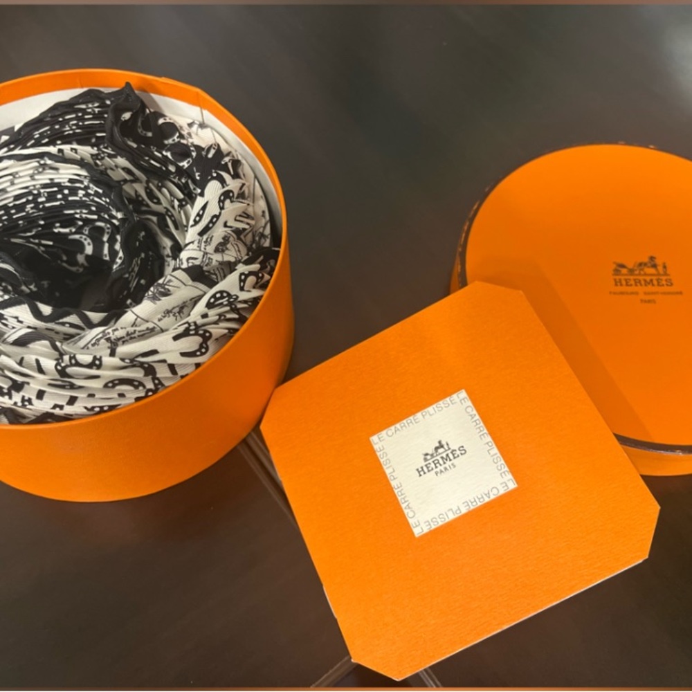 *SOLD* Hermes 💯 silk pleated scarf - RARE
Cheval Sur Mon Carre